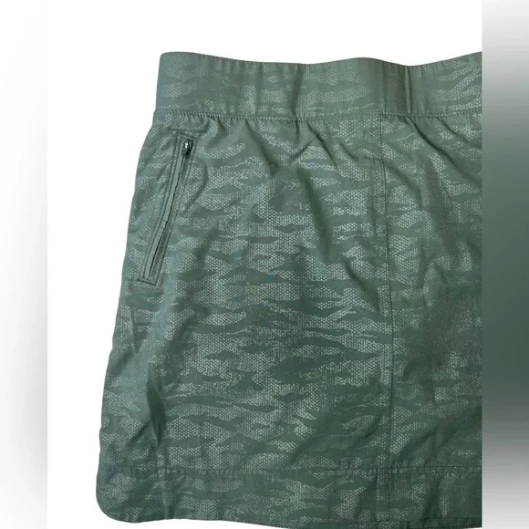 Orvis Size XL Green Camo Embossed Print Active Performance Skort Womens - Picture 3 of 15